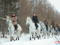 Kim Jong Un, fotografiat călărind un cal alb în zăpadă. Soția lui îl însoțea