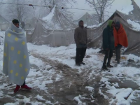 Migranții dintr-o tabără din Bosnia se spală cu zăpadă și riscă să moară