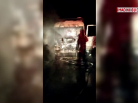 Un camion cu lemne a luat foc în mers, pe o șosea din Gorj. Șoferul s-a trezit înconjurat de flăcări