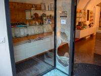 Un român care a spart un magazin de bijuterii din Elveția s-a predat. Valoarea pagubei