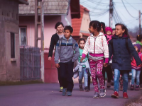 Povestea tinerei din Brașov care se luptă să scoată mii de copii din sărăcie. Câți a adoptat
