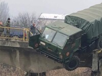 Camion militar, aproape să cadă de pe un pod în Dej. Un soldat a ajuns la spital