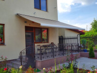 (P) Oferă terasei un aspect boem cu ajutorul unei marchize electrice retractabile