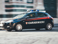 Un român a încercat să fure o mașină de poliție în Italia și i-a bătut pe agenții care au intervenit