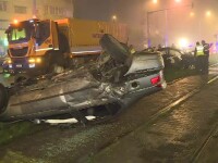 Accident cu necunoscute pe linia de tramvai, în Capitală. Una din mașini s-a răsturnat