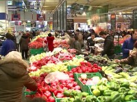 De la investiții la consum bazat pe credite și de la alimentară și aprozar la hipermarketuri. România, în trei decenii