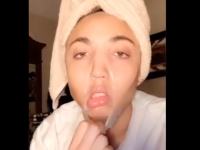 Chinul prin care a trecut o tânără după ce și-a pus pe față o mască exfoliantă. VIDEO