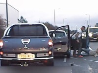 VIDEO. Momentul în care un șofer agresiv oprește o mașină și îl lovește pe bărbatul aflat la volan