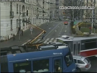 Accident spectaculos în Cehia. Mașină lovită de două tramvaie, într-o intersecție