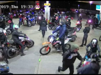 Momentul în care motocicliști înarmați cu săbii și cuțite jefuiesc o benzinărie. VIDEO