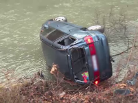 Mașină răsturnată în râul Someș, în Bistrița-Năsăud. Printre victime, o femeie însărcinată