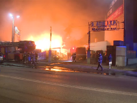 Incendiu puternic în Capitală. Hala unui depozit a fost distrusă în totalitate. 