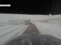 Manevra salvatoare făcută de un șofer de camion pentru a evita un TIR care derapase pe zăpadă