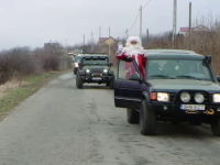 Moș Crăciun a ajuns la copii într-o mașină de off-road. Reacția emoționantă a celor mici