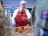 Premierul Marii Britanii și-a pus șorț de bucătar și a împărțit mâncare. Cu cine a făcut poze