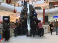 Mulți români au stat la coadă, de Crăciun, să se deschidă mall-urile. „Am decis să facem o schimbare”