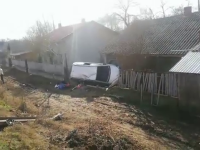 Accident spectaculos în județul Dâmbovița. O mașină aruncată în gardul unei case