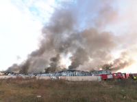 Incendiu de proporții la un depozit, lângă București. 25 de autospeciale au intervenit