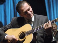Ludovic Orban cantand la chitara