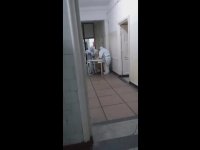Spital Covid din Reșița: pacienți dezbrăcați care se târăsc după ajutor pe holuri, un cadavru în pat și porumbei în saloane