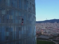 Un tânăr de 20 de ani s-a urcat pe o clădire cu 33 de etaje din Barcelona, fără echipamente de siguranță