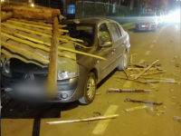 Vântul a făcut ravagii în Sibiu. Oamenii au aflat de pe Facebook că acoperișurile smulse de rafale le-au distrus mașinile