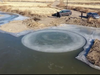 Cerc perfect de gheață, apărut pe un râu din Rusia. Care este explicația