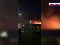 Panică într-un cartier din Arad. Un incendiu de proporții a cuprins un supermarket din zonă