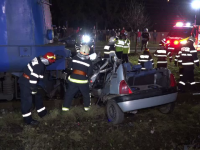 O mașină, spulberată de tren în județul Mureș. Șoferul, în vârstă de 22 de ani, și-a pierdut viața
