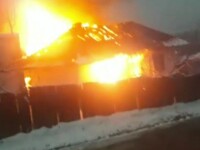 O casă a ars ca o torță în județul Botoșani, iar un tânăr a rămas pe drumuri. A existat pericol de explozie