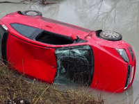 O șoferiță din Bistrița a plonjat cu mașina în râul care traversează orașul. Ce s-a întâmplat apoi