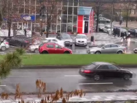 Un șofer a intrat pe contrasens într-una dintre cele mai aglomerate intersecții din Galați. VIDEO