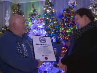 Un bărbat din Germania a împodobit 420 de brazi de Crăciun în casă. A atins un record mondial