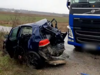 O șoferiță cu BMW a produs un accident grav în Dâmbovița. A proiectat un VW direct în TIR