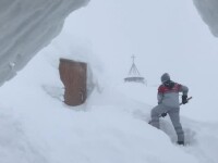 Doi schiori au scăpat teferi dintr-o avalanșă mică produsă în Munții Făgăraș