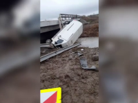 Un șofer a căzut cu autoutilitara de pe pod într-un pârâu din Constanța. Ce alcoolemie avea
