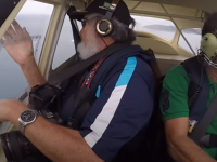 Un bărbat și-a scăpat telefonul dintr-un avion, iar aparatul a filmat tot. VIDEO