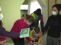 Fericire de nedescris pentru sute de copii sărmani. Doi tineri din Cluj le-au adus daruri de Crăciun