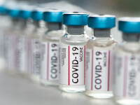 Vaccinurile împotriva Covid-19 sunt eficiente şi împotriva noii tulpini din Marea Britanie