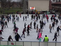 Oamenii din Târgu Mureș au luat cu asalt patinoarul în aer liber. ”Mă bucur că pot să fiu aici”