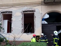 Explozie într-o locuinţă din centrul Aradului. O persoană rănită și două maşini avariate. VIDEO