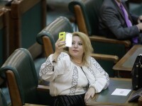 Senatoarea AUR Diana Șoșoacă, fără mască, dar cu ie la reuniunea Parlamentului