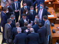 Discuții aprinse între parlamentari. Un deputat AUR a închis lucrările și a plecat în timpul ședinței