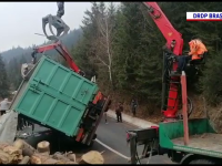 Pericol pe un drum din Harghita, după ce un TIR cu lemne s-a răsturnat