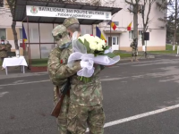O tânără, cadru militar, cerută în căsătorie la finalul ceremoniei de depunere a jurământului de credinţă