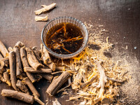 Preşedintele Turkmenistanului propune lemnul dulce ca remediu pentru Covid-19