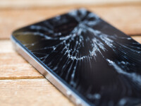 Telefonul care se repară singur. Cercetătorii au descoperit cum ne putem salva smartphone-ul