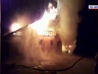 O casă din Argeș a ars ca o torță. Proprietarii au reușit să iasă la timp
