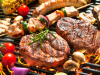 Carnea la grătar, gătită deasupra cărbunilor, aduce fum cât zece pachete de țigări. Care sunt variantele mai sănătoase
