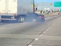 Imagini incredibile cu un TIR care târa o mașină după el, fără ca șoferul să realizeze că făcuse un accident. VIDEO